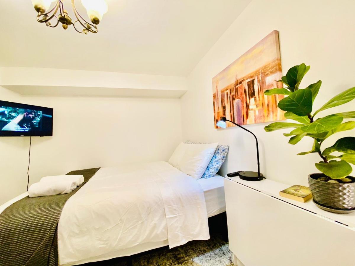 Toronto Bed & Breakfast - Free Parking 외부 사진