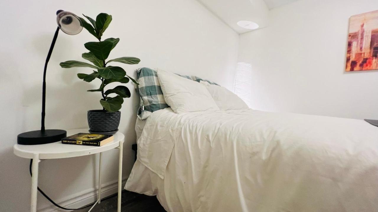 Toronto Bed & Breakfast - Free Parking 외부 사진