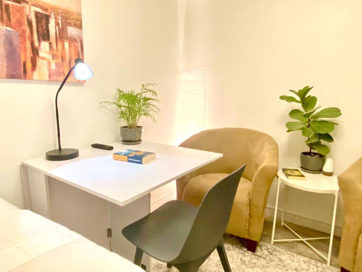 Toronto Bed & Breakfast - Free Parking 외부 사진